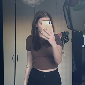 Brun t-shit - Brun lite tajtare t-shirt. Använd några fåtal gånger och inga defekter 