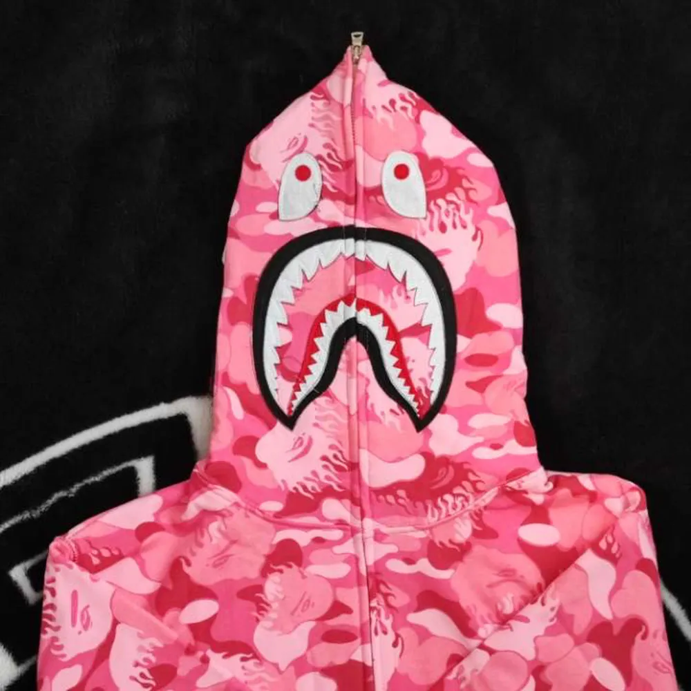 Helt ny och oanvänd rosa Bape hoodie, storleken är L men den är litwn i storlek så den passar perfekt till både S och M. Priset kan diskuteras😊 R3p. Tröjor & Koftor.