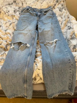 Jeans  - Mörkblåa jeans från Gina tricot, stl 36. Säljer pga att jag aldrig använder dem längre. Fint skick och inte använt mycket.  100kr. Kan mötas upp i Katrineholm eller skicka om köparen står för frakten!