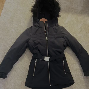 Fusalp skidjacka  - säljer en svart skidjacka med pälshuva från fusalp. fint skick och knappt använd. Väldigt tjock och varm. kontakta mig för fler bilder eller detaljer.