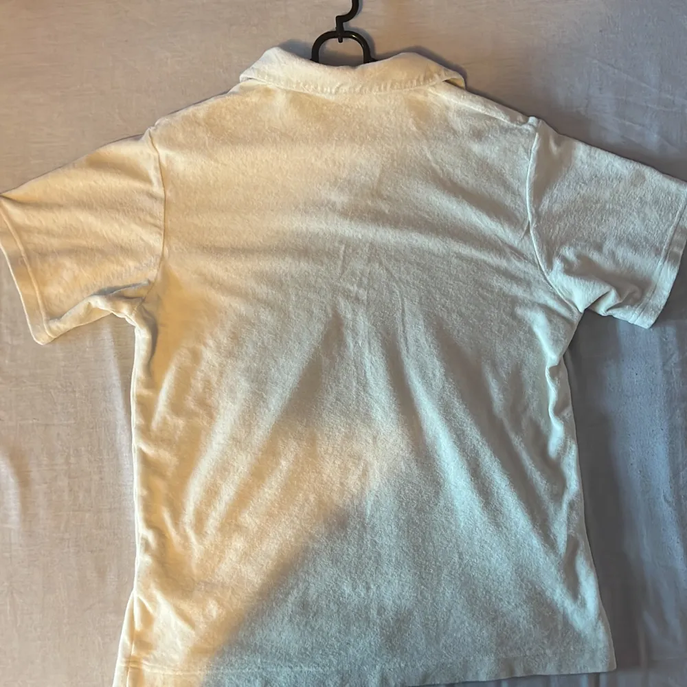 En mycket fin Terry T-shirt i vit/beige. Använd ca 2-3 gånger. Fint skick. Inga skador eller slitage. Ord pris 750 kr men säljes för 350 kr eftersom den inte passar längre.. T-shirts.