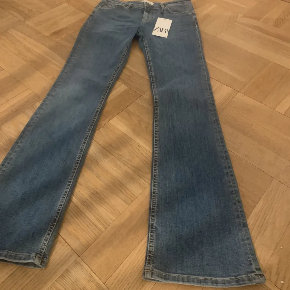 Low Waist Bootcut jeans ifrån zara i färgen bleach blue. Helt oanvända.. Jeans & Byxor.