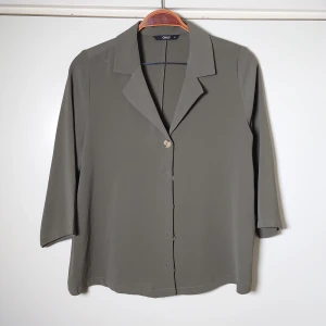 Tunn blus - Tunn blus i mörkt grön, kan stängas med knappar, storlek 34🌱