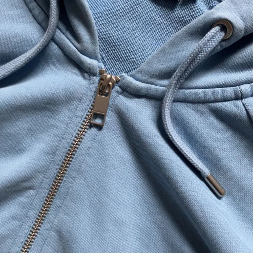Säljer min J Lindeberg zip hoodie i strl M. Tröjan är turkos blå och i gott skick. Dm fler för fler bilder.  Kan gå ner något i pris vid snabb affär!  . Hoodies.