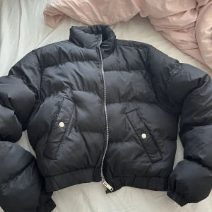 Jacka - Fin fluffig jacka som knappt är använd. Priset är exklusive frakt. 