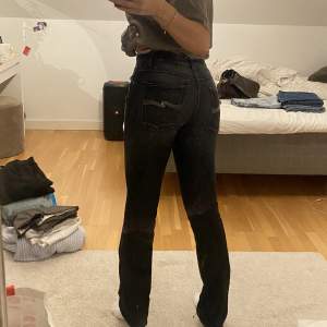 Svarta/gråa nudie jeans. Bootcut modell. 