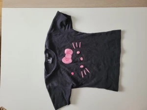 Hello kitty t-shirt - Hello kitty t-shirt i bomull. Märkt L-XL men mer som en S-M. Använd men i bra begagnat skick.