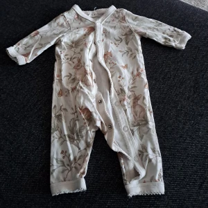 Newbie Dress - Newbie dress/pyjamas. Sparsamt använd. Som ny! Inga husdjur i hemmet.