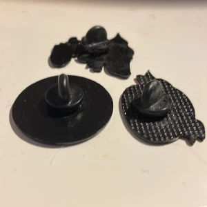 broscher  - Supergulliga broscher i väldigt bra kvalitet! Köp alla tillsammans för 30kr eller 10/st