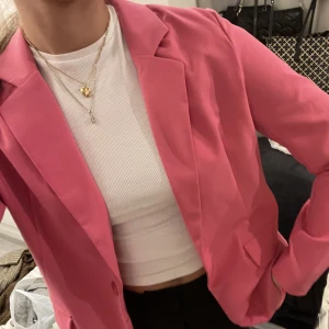 Rosa blazer - Cool rosa blazer💓snygg nu till våren. Endast använd en gång, så i nyskick. Ordinarie pris: 500kr  Storlek 36