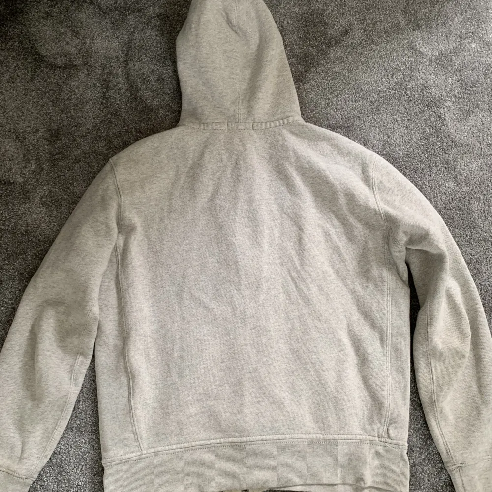 Säljer min gråa zip Hoodie från Ralphs lauren nu, säljer pga att storleken är för stor för mig. Nypris är 1700 och jag säljer för 650kr. Köpta på Care of Carl i vintras.. Hoodies.