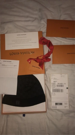 Lv mössa svart - Hej, säljer just nu min lv mössa som Är i färg :svart. Har knappt använt den så den är i väldigt bra skick, alla tillbehör kommer med mössan. Vid fler frågor är det bara att höra av sig