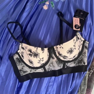 Hunkemöller bh - Vacker oanvänd BH Hunkemöller Delicious Demi, the one and only, prislapp kvar! Färgen är mest lik på den tredjebilden som är en närbilden, där syns även strl. 💗 Använd köp nu funktionen!  📦Frakten blir annars 69kr 