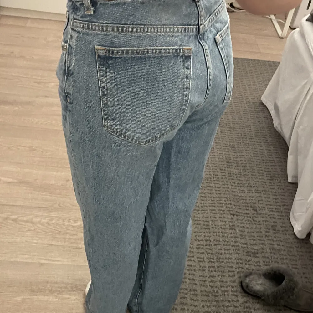 Jättefina jeans från Lager 157. Byxorna är i storlek M, jag har sytt upp dem en bit i benen så dem passar någon som är ungefär 165 cm lång.. Jeans & Byxor.