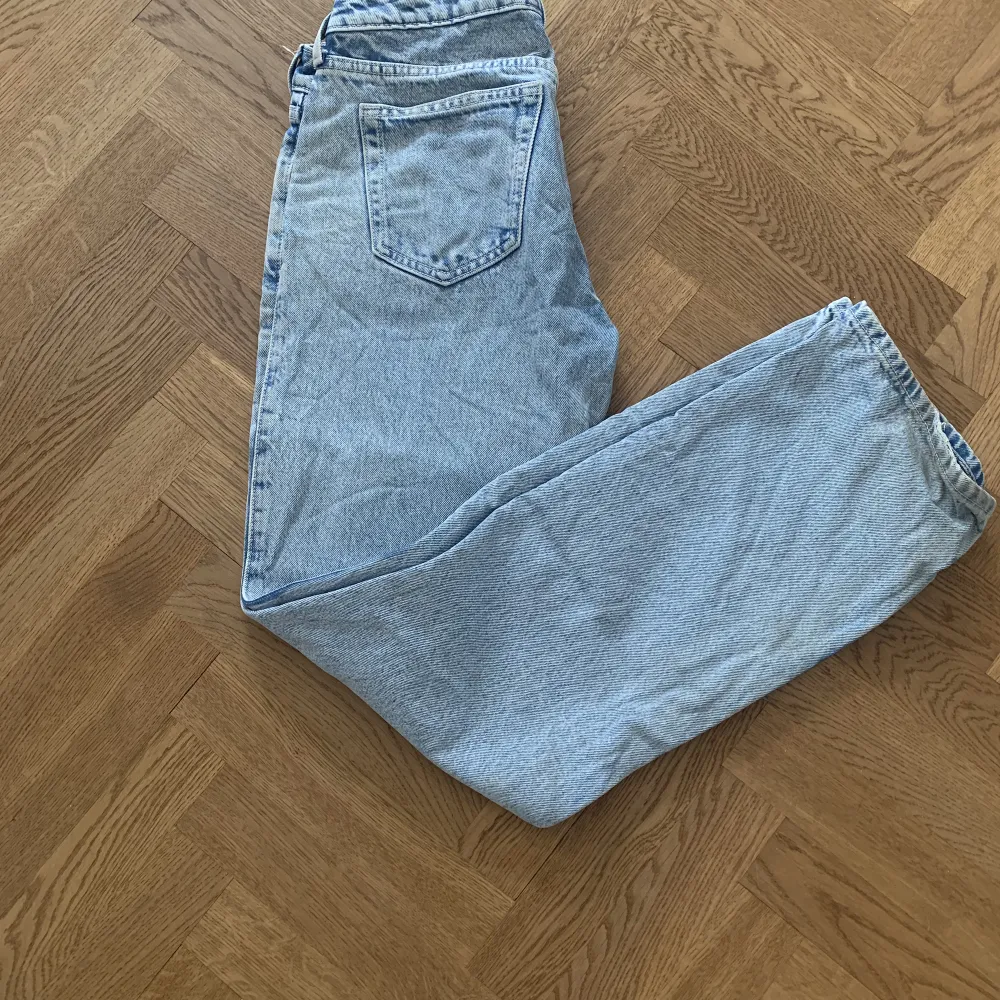 Säljer mina weekday jeans! Dem är i färgen summer blue och storlek 27/32 passar perfekt på mig som är 168💕 dem är i modellen low arrow! Orginalpris 499kr pris kan diskuteras💗. Jeans & Byxor.