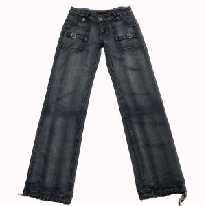 Lågmidjade Y2k jeans - Så coola och unika y2k lågmidjade jeans! Midjemått: 37cm tvärsöver Innerbenslängd: 80cm PS: Kolla igenom mitt konto ni kommer hitta många y2k och vintage plagg!