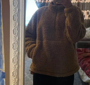 Fluffig tjocktröja - Använt bara 2 gånger inomhus, NYSKICK! Jätte bekväm och varm! Kan användas som S/M