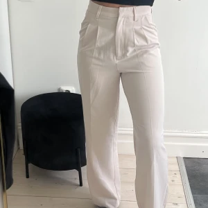 Kostymbyxor  - Beige kostymbyxor från bikbok i storlek 34 som knappt är använda 💕