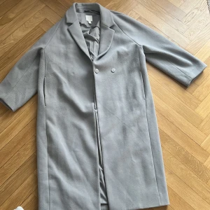 Kappa - Vinter/vår kappa från hm.  Begagnad men bra skick! Kappan är i strl S men passar bra på M också 