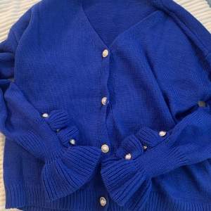 En fin blå tröja som inte använts, den är varm, bekväm och stretchy
