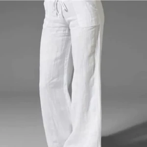 Vita linnebyxor  - Köpte de här på Plick precis men väljer att sälja dem utan att ens ha testat dem då jag råkade köpa två stycken men dem är jätte snygga och har en jättefin färg som på bilden!!!💗💗💗pris kan diskuteras och kontakta mig för fler bilder om ni vill!!!