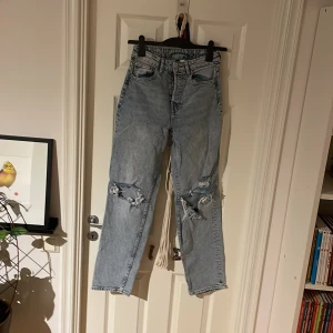 High waist jeans med hål på knäna - Säljer dessa högmidjade jeans från hm med hål på knäna. Storlek 34. Hör av dig om fler bilder. Priset kan diskutera 🫶🏻🫶🏻