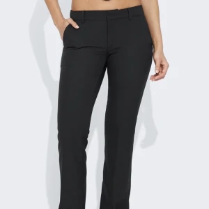 Bikbok kostymbyxor  - Säljer dessa bikbok kostym byxor. Storlek 40 men passar 36-38. Uppsprätta så det är långa i benen så passar mig som är 175cm💞💞