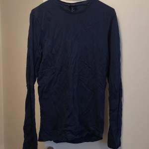 Size S used in decent condition dark blue shirt Feel free to contact us in Swedish or English. 