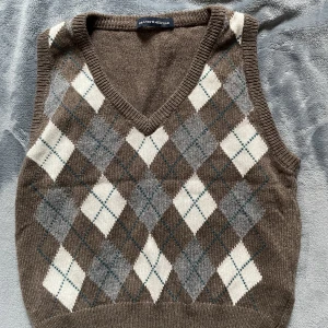 stickad väst- brandy melville  - väst från brandy melville, använd en gång, är i nyskick materialet är otroligt mjukt och bekvämt, storleken är one size fits all men jag skulle säga xs-m