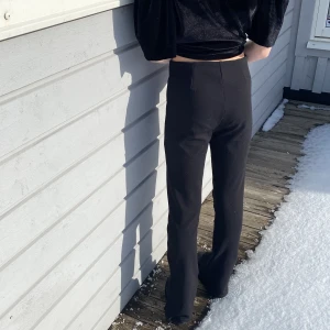 Kostymbyxa 146/152 - Säljer dessa supersnygga kostymbyxor från Gina tricot! Köptes av en annan här på Plick, men säljer nu pga garderobsrensning. Byxorna har en slits nere vid foten. ♠️