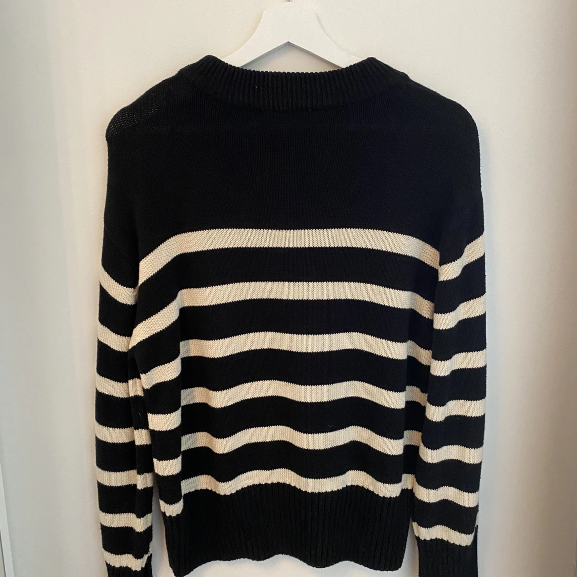 Vitrandig svart stickad tröja