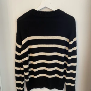 Vitrandig svart stickad tröja  - Fin stickad tröja, använd 1 gång! Skriv privat om du har någon fråga☺️