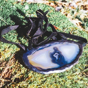 𝕵𝖚𝖕𝖎𝖙𝖊𝖗💫 - Ett magiskt fint halsband! En agat skiva med velvet band som går att dra in till önskad storlek! Metall imitation 🌑✨ Frakt tillkommer ☺️✨