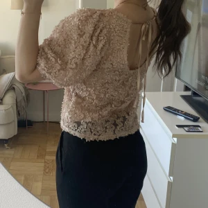 Blus - Fin blus med blommor och brytning bak!  ♥️