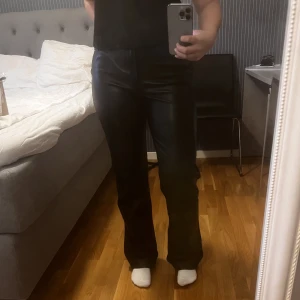 Zara Skinn byxor - Super snygga skinnbyxor från Zara!!! Kommer tyvärr inte till användning! Använda fåtal gånger och är inprincip som helt nya!!! Skriv privat för funderingar💗💗