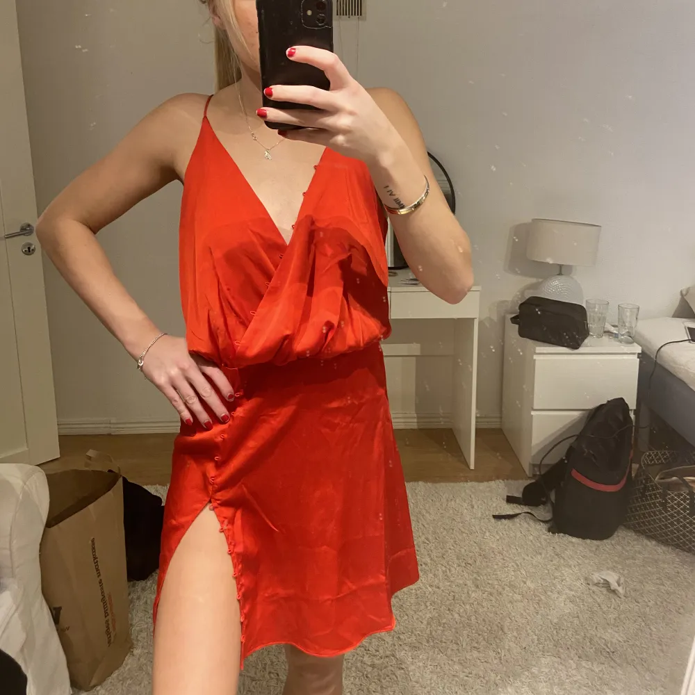 Jättefin klänning från ASOS. Använd 1 gång. Mer röd än orange som den ser ut att vara på bilden. . Klänningar.