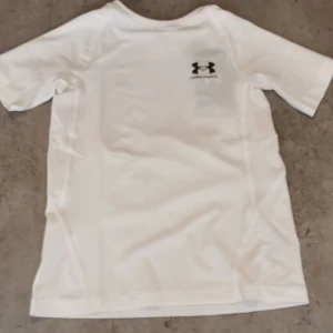Under armour tröja  - Säljer nu denna helt nya kompressions tröja då den va för liten till mig. 