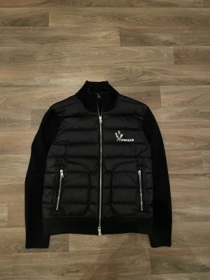 Moncler Maglione Tricot Cardigan - Moncler Maglione Tricot Cardigan - Size: S - Cond: 8/10 två små flaws som ni kan se på bilderna, Moncler märket börjat tappa lite färg men inte så farligt!  - Pris: 3300kr Skriv till mig om ni vill ha fler bilder på jackan!