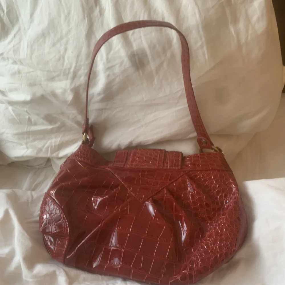 Säljer min röda handväska med leopard mönster på insidan. Säljer den då jag inte använder den! Frakten är 49kr! . Väskor.