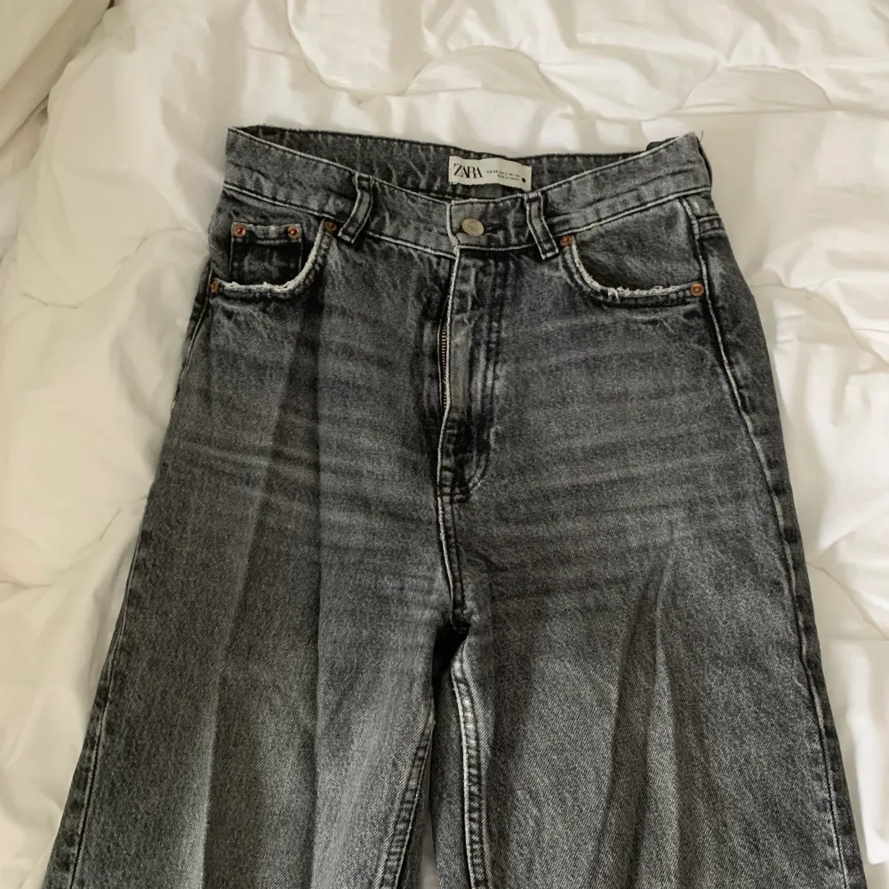 Jättefina zara jeans som tyvärr blivit för små:( Storlek  34💘. Jeans & Byxor.
