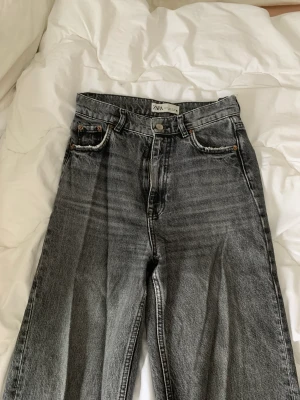 Zara jeans  - Jättefina zara jeans som tyvärr blivit för små:( Storlek  34💘