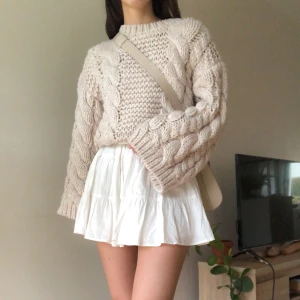 Oversize stickad tröja - Finaste oversize stickade tröjan!! Väldigt vid i armarna och mjuk och gosig. Extremt snygg över en klänning eller till kjol. Storlek XXS (oversize) passar upp till S/M beroende på hur man vill att den ska sitta. 🧸