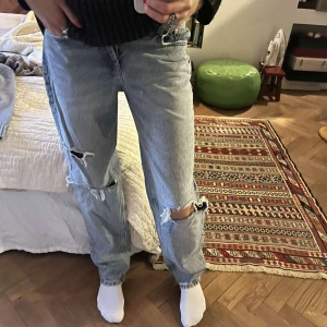 Zara jeans  - Säljer mina skitsnygga jeans från zara. Är super najs längdmässigt (jag är 174) och kan stylas som lågmidjade pga storleken. ❤️💗❤️  Pris kan diskuteras 
