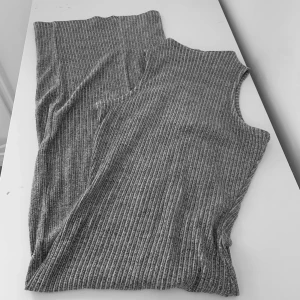 River Island Klänning  - Grå ribbad klänning från River Island i storlek 6 (34) Bra skick. Läs min bio<3