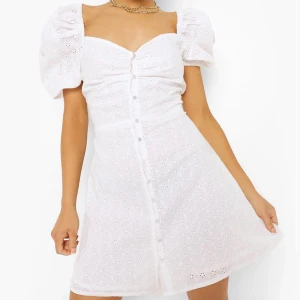 Vit klänning - Säljer denna fina vita klänning. Helt oanvänd. Storlek 36 som motsvarar S/M. Pris kan diskuteras! Perfekt till studenten och sommaren!🤩Skriv gärna för mer info och egna bilder!💗