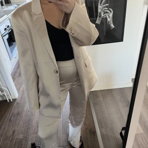Oversized kavaj/blazer från Nakd  - Nypris 699kr. Använd en gång, känns lite stor på mig. Storlek 34 väldigt oversized för mig som är 159 lång