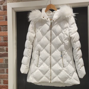 Vinter/vårjacka chiara forthi - Såååå himla fin jacka! Stl 40 från chiara forthi. Knappt använd då jag är mer en som klär mer i svart 🤣 har sedan den var använd, tvättats och är i övrigt mkt bra skick. Ej päls! Nypris runt 1800 kr. Säljs ej längre i butik