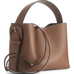 Arket väska  - Säljer min super fina Arket väska som tyvärr inte kommit till användning💖💖Ny pris 2000kr jag säljer för 950kr + frakt 49kr (spårbart) skriv för fler bilder💖