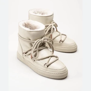 Inuikiis - Vill kolla intresset på mina beige/vita skinn inuikiis. Använda några gånger men är i bra skick. Köpta för 3100kr🥰