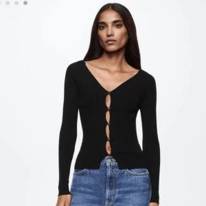 Svart Tröja från mango - Säljer denna nya svarta tröja från mango som aldrig använts. Köptes för 300kr. För mer bilder skriv privat